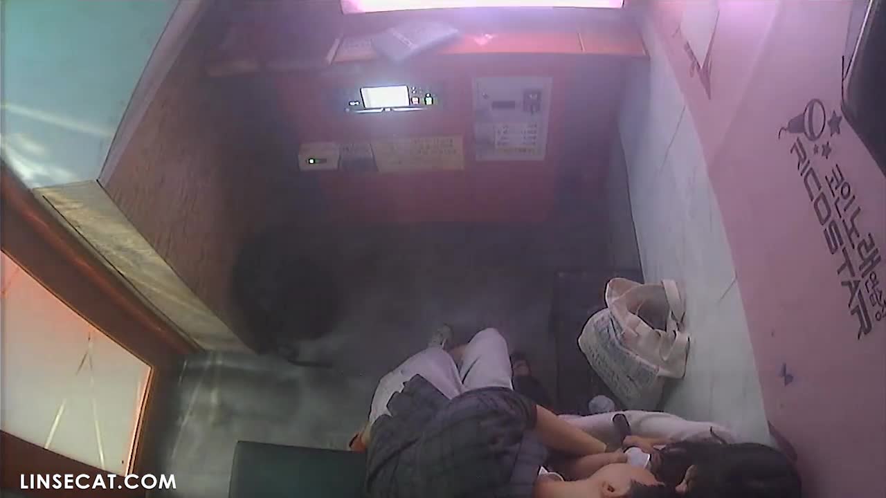 [신작] 네 커플. 남자친구가 공공장소에서 그녀의 음부를 만졌습니다. 그녀는 남들이 보는 게 걱정되었지만, 그녀의 몸은 솔직했고 섹스가 주는 쾌감을 만끽했습니다. [해킹된 한국 노래방 IP 카메라] [단독 영상] 썸네일