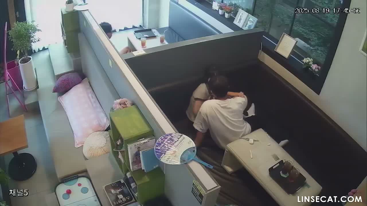 [신작] 그녀는 커피숍에서 음부를 노출하며 짙은 음모를 드러냈다. 옆에는 다른 커플들이 앉아 있었다. 그녀는 오르가즘의 쾌락에 젖어 정신을 차리지 못했다. [해킹된 한국 IP 카메라] [단독 영상] 썸네일
