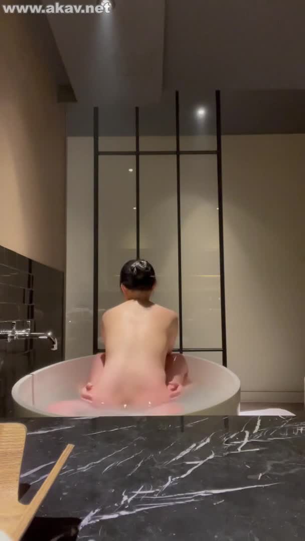 파릇 파릇한 커플의 호캉스 썸네일