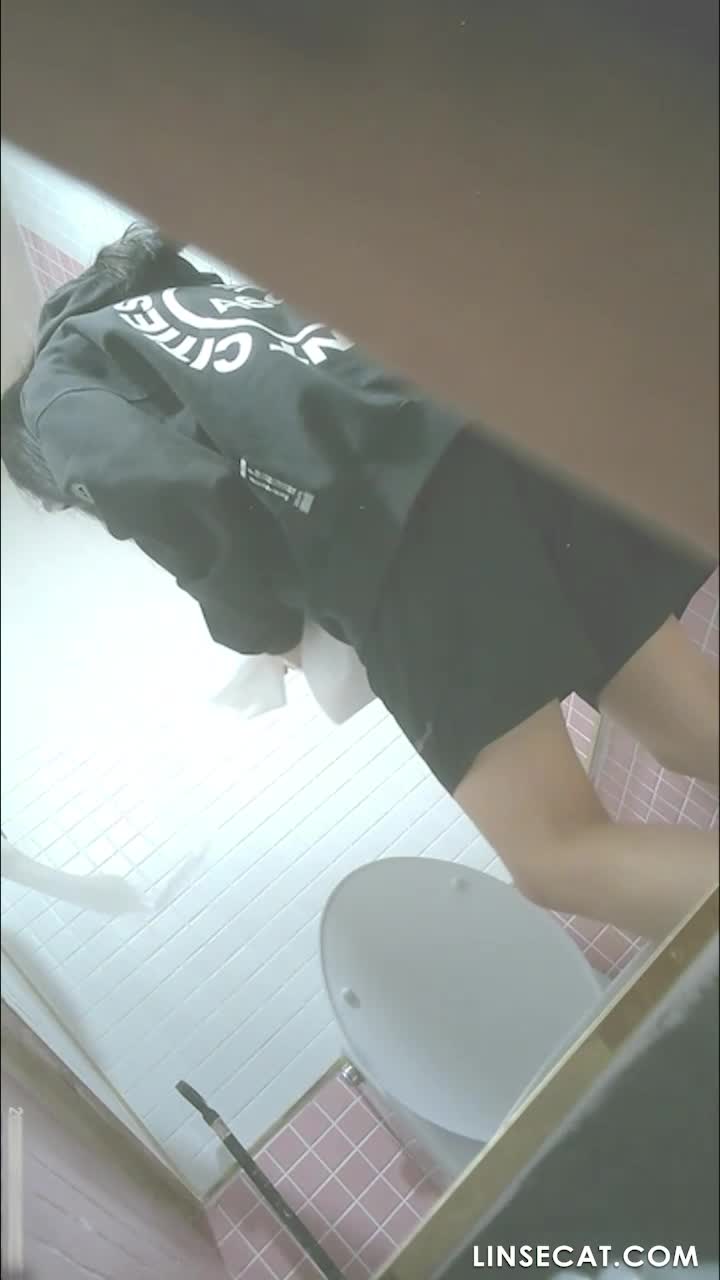[신작] 40명. 아주 예쁜 여성이 휴대폰으로 셀카를 찍고 있는데, 치모와 엉덩이가 그대로 드러납니다. [한국 화장실에 몰래카메라 설치] [단독 영상] 썸네일