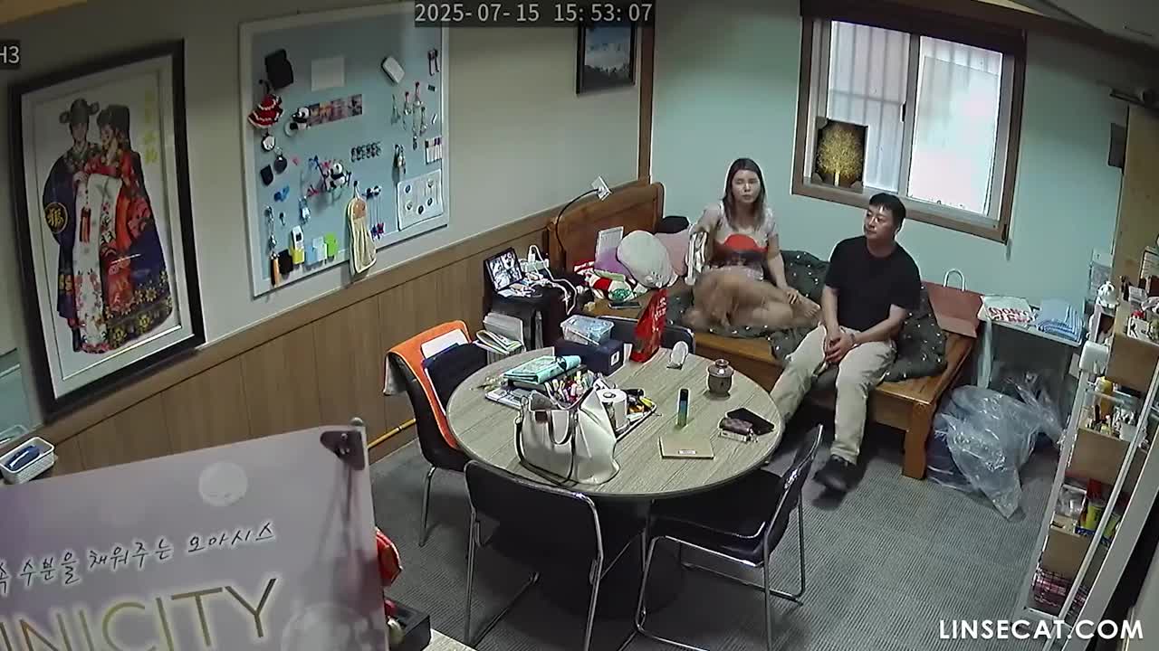 [신작] 한국 울산의 한 여성 가게 주인이 남자친구가 집을 나서자마자 다른 남자와 바람을 피웠다. 남자친구가 그녀에게 오럴 섹스를 해주며 여러 차례 오르가즘을 느끼게 하는 동안, 그녀는 다른 남자들에게도 오럴 섹스를 해줬다. [해킹된 한국 IP 카메라 영상] [단독 영상] 썸네일