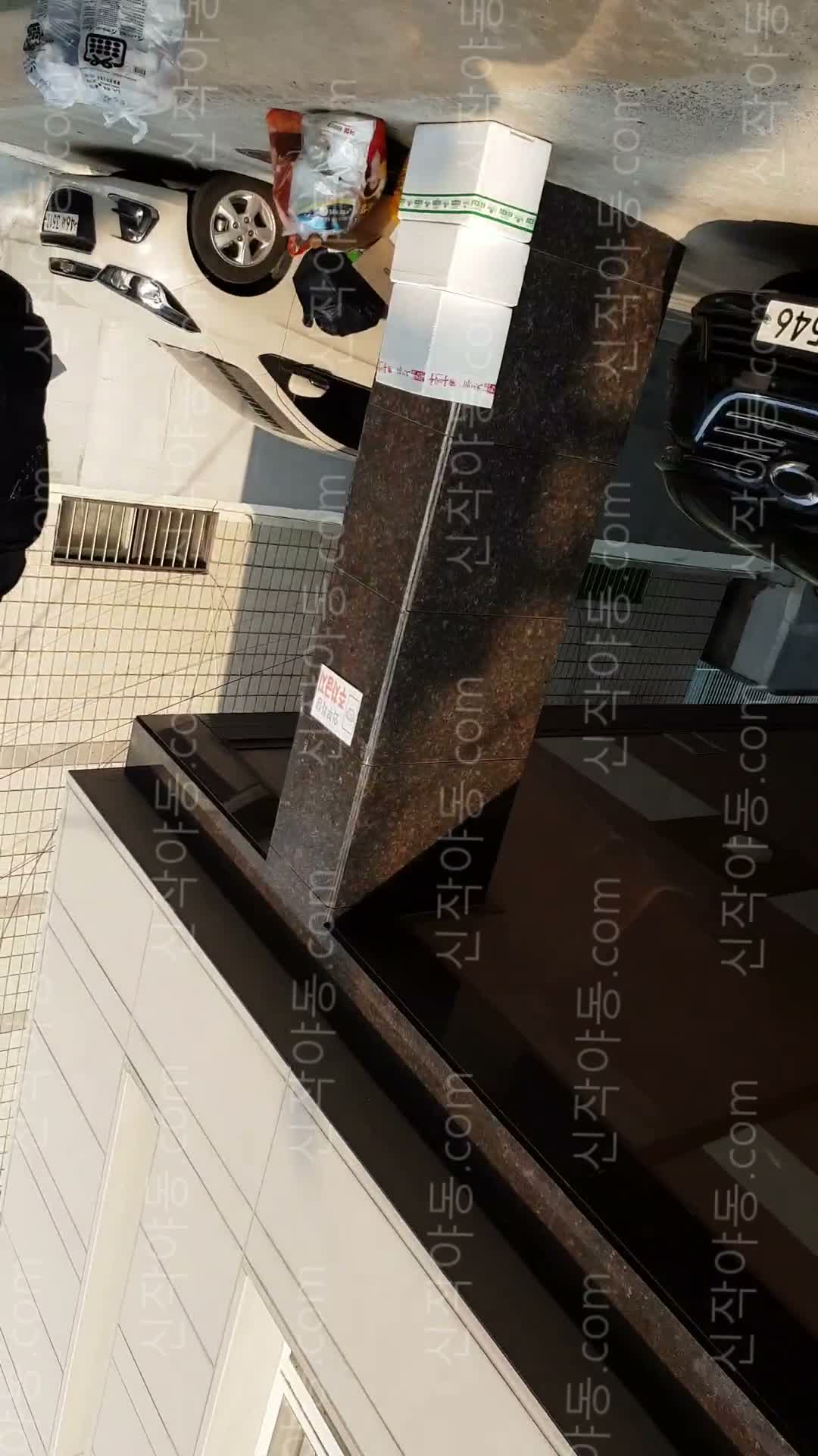 치마속 업스하다 걸려서 여자애 비명지르며 도망 썸네일