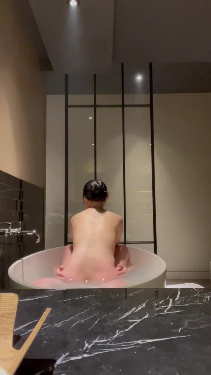 풋풋한 커플의 욕조 섹스 썸네일