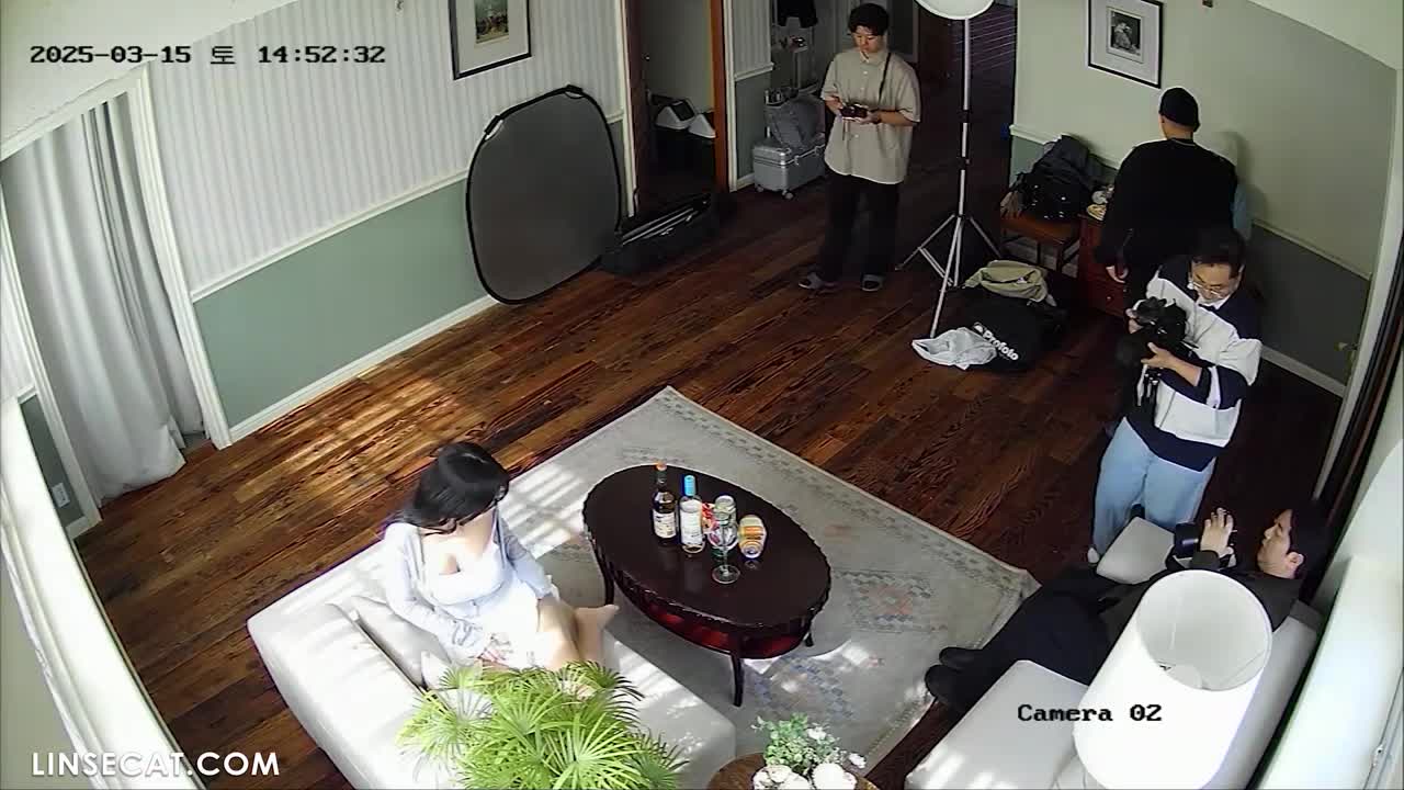 [신작] F컵 가슴을 가진 여성 인터넷 스타가 자신감 넘치는 모습으로 화보 촬영에 나섰습니다. 그녀의 어시스턴트가 카메라를 가리려 했지만 실패했습니다. [해킹된 한국 IP 카메라] [단독 영상] 썸네일