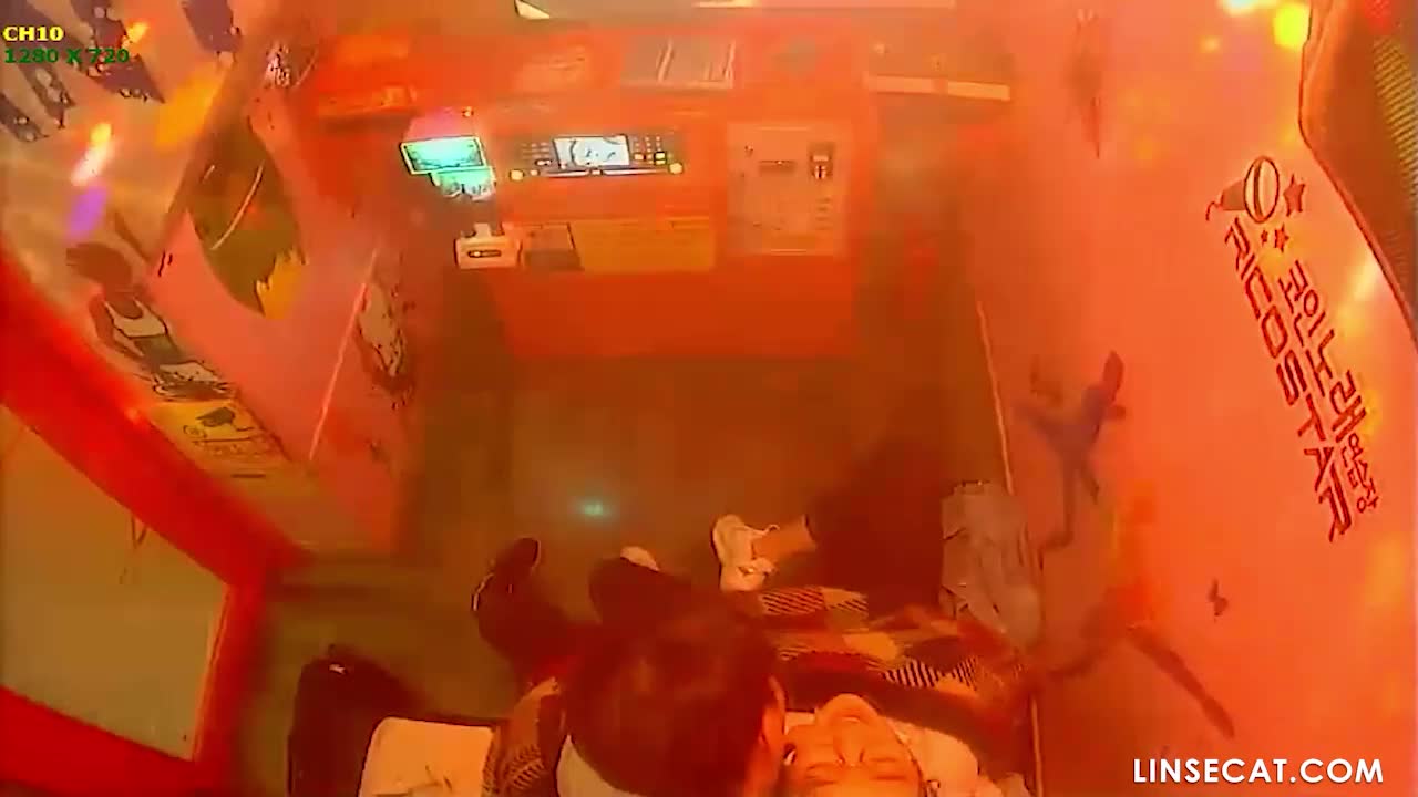 [신작] 두 커플이 성관계를 가졌습니다. 첫 번째 커플의 여성은 남자친구의 정액을 삼켰고, 두 번째 커플의 남성은 자신의 성기를 여자친구의 질에 삽입하고 클리토리스를 문질러 최소 5회 이상 오르가즘을 느끼게 했습니다. [해킹된 한국 노래방 IP 카메라] [단독 영상] 썸네일