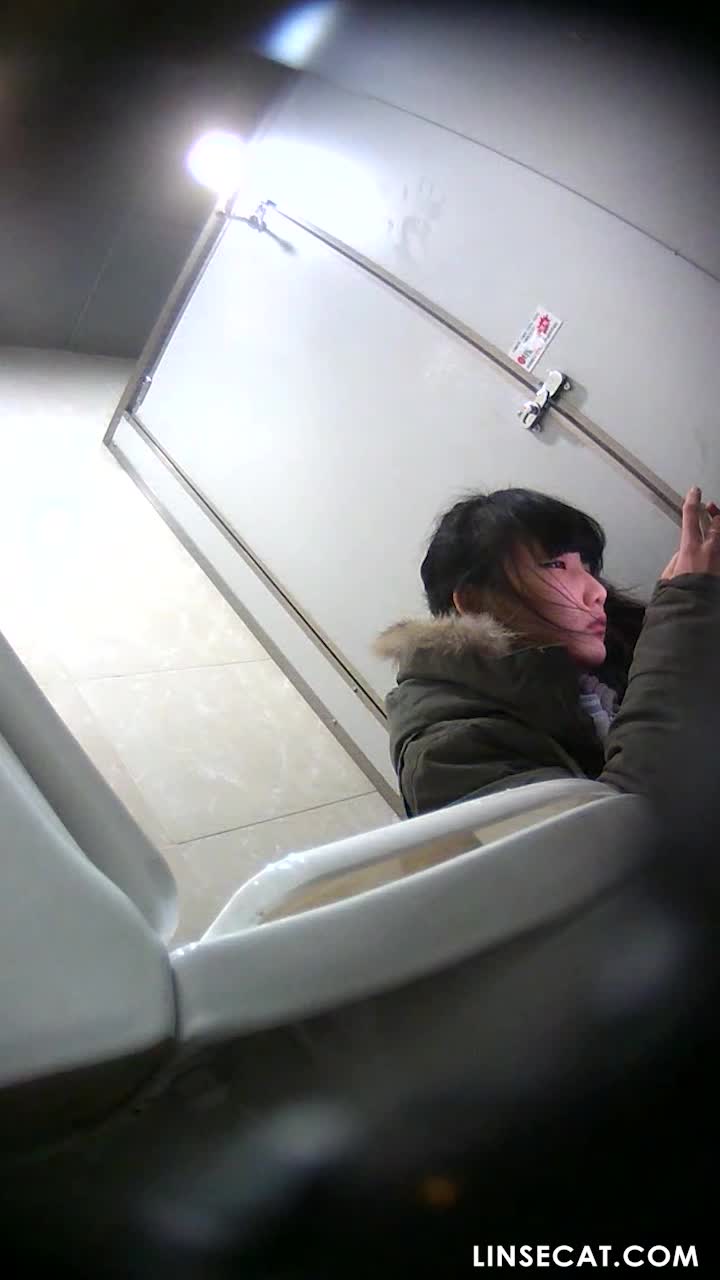 한국 화장실에 숨겨진 카메라 한국 쇼핑몰의 젊은 여성 1 썸네일