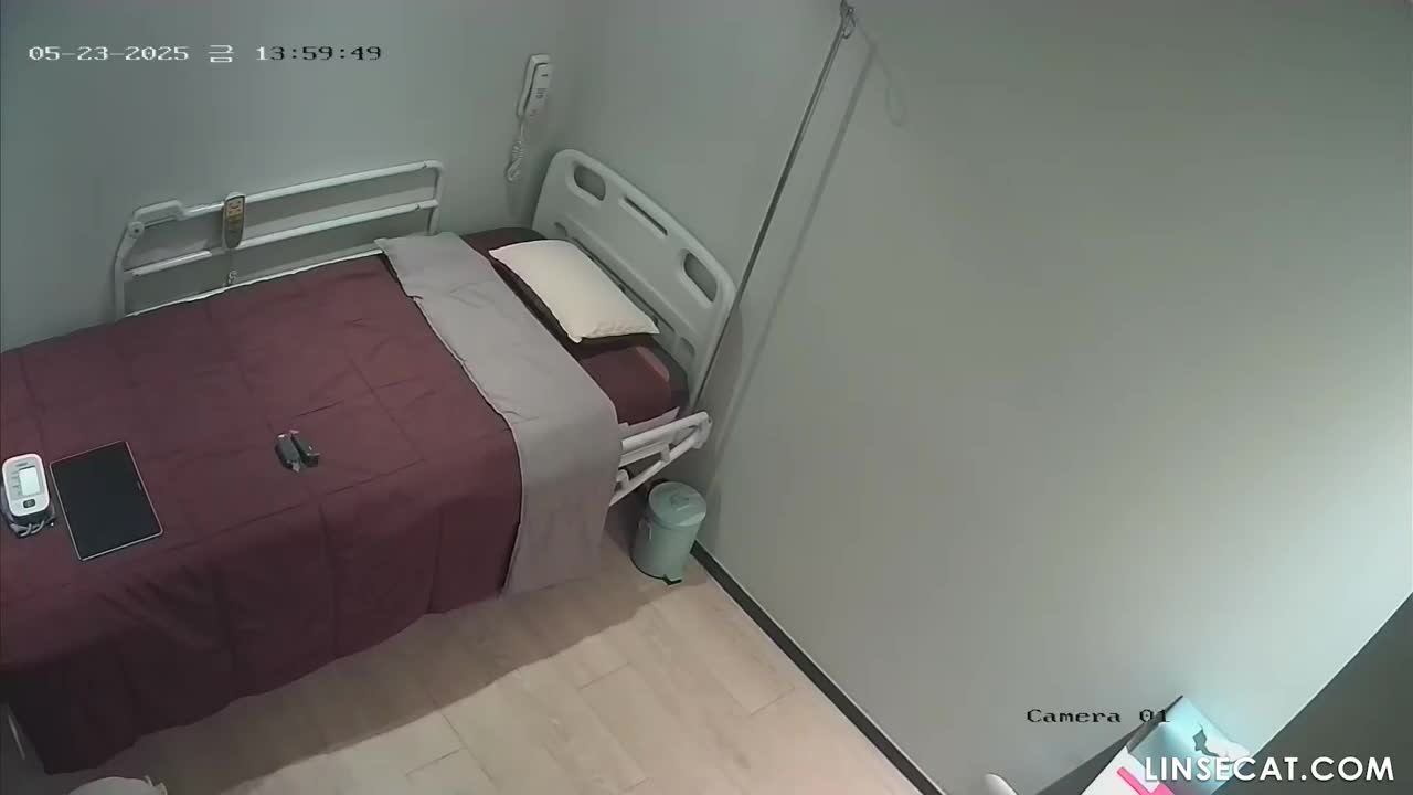 [신작] 아름다운 소녀는 병원의 끈 팬티를 거꾸로 입어 더욱 섹시해 보였다. [해킹된 한국 병원 IP 카메라] [단독 영상] 썸네일