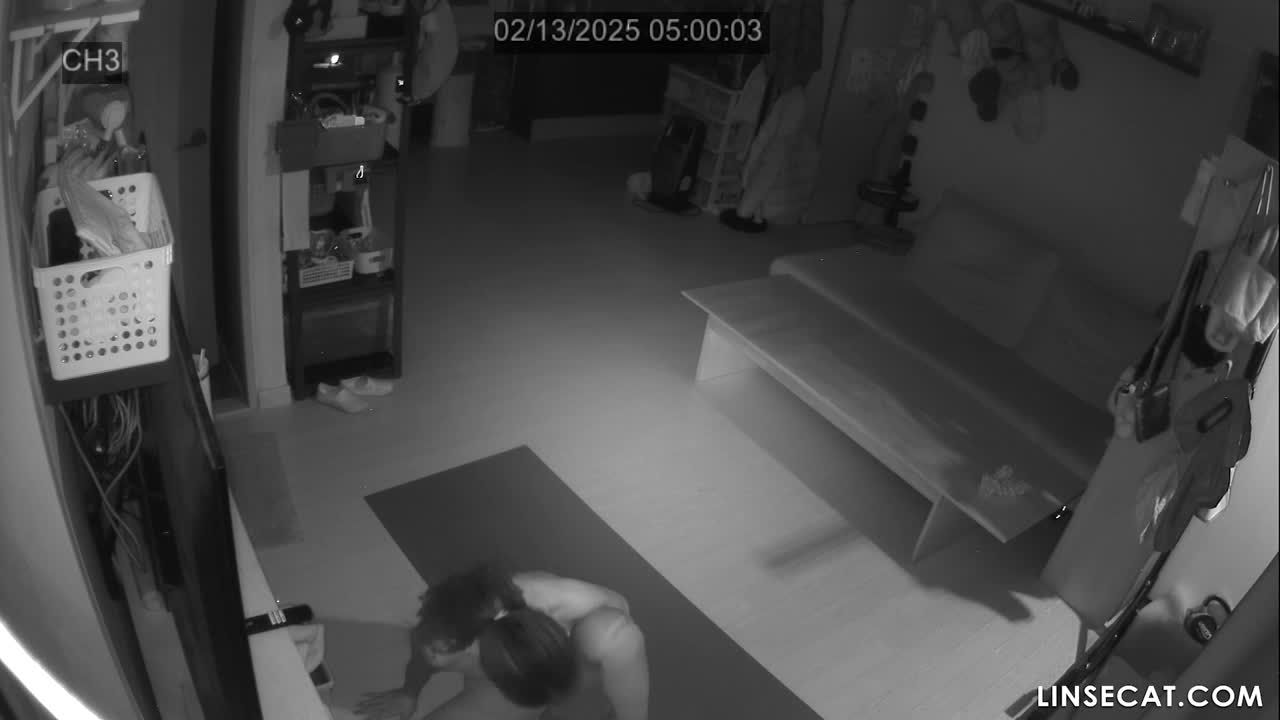[신작] 2026년 5월 최신 유출 영상. 부산의 한 가정집에서 운동하던 중 남편의 성욕을 자극받은 아내가 남편에게 운동을 중단당하고 강제로 구강성교를 당하는 영상. [해킹당한 한국 가정용 CCTV] [단독 영상] 썸네일