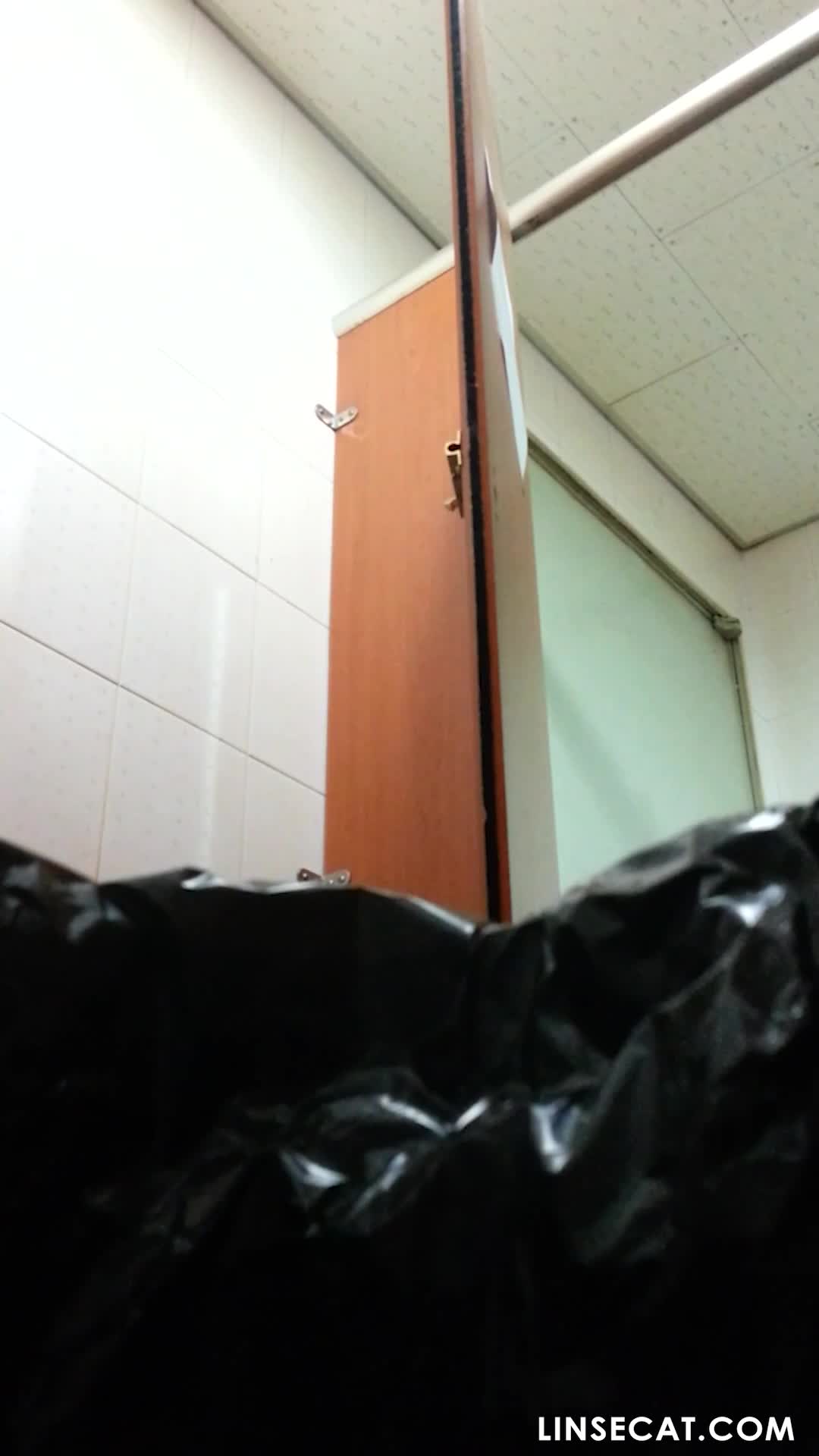한국 화장실 몰카 주말 야근하는 여직원 엿보는 오줌 썸네일