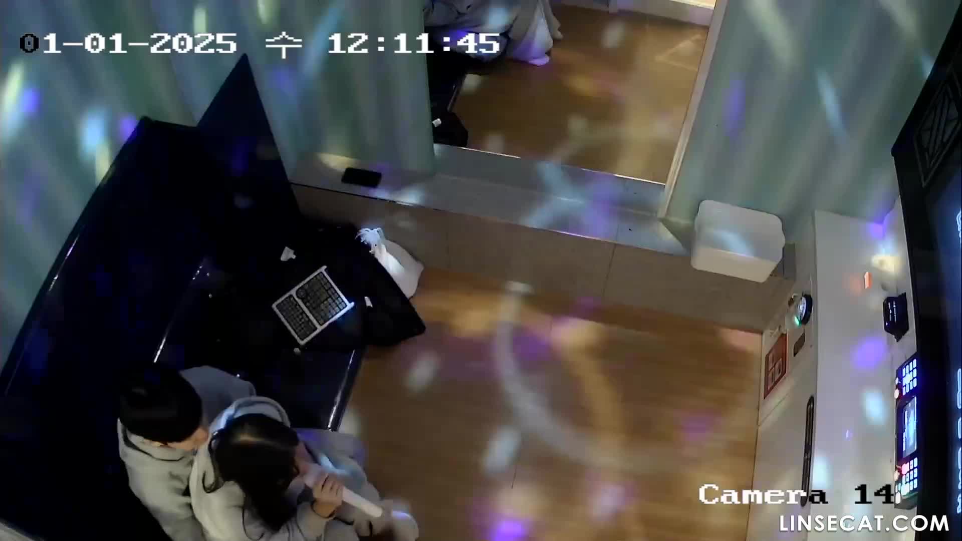 2025년 최신! 한국 노래방 IP 카메라 해킹 두 소녀가 남자친구에게 구강성교를 했습니다. 변태 커플이 서로의 발 냄새를 맡는다 썸네일